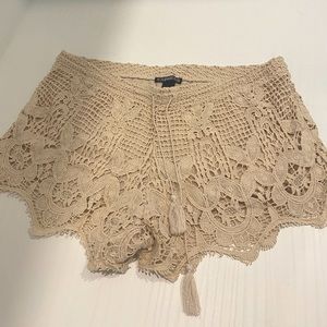 Express Flowy Shorts - Size:Small - Cream